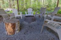 Rainier's Iconic Cabin with Forest Views & Hot Tub - B&B Ashford