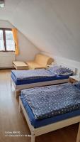 Tweepersoonskamer met 2 Aparte Bedden en Badkamer