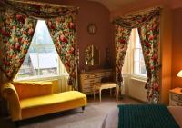 Habitación con cama grande y vistas al jardín