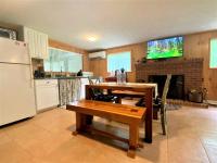 Barney's Retreat- A rustic cabin right on the river with hot tub! - Chambres d’hôtes
