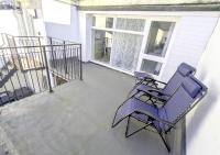 Harbour Steps - Torquay Luxury Apartment - Balcony, Free Parking, Netflix & WiFi - B&B