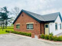 Four Bedroom House With Private Pool - Stunning countryside location with parking close to Chester City Centre - Chambres d’hôtes Chester