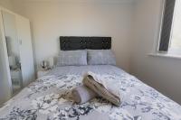 Newly refurbished two bedroom flat near town centre - B&B