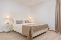 Deluxe Room (2 Adults + 1 Child)