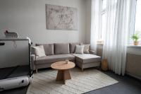 Elegant Riverside Apartment with Breathtaking Rock Views - B&B Praga