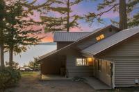 Waterfront Chalet with Hot Tub, Beach, and Views - B&B Camano