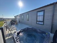 Golden Palm Resort - Palm Grove Lodge 1, hot tub, WiFi & pet friendly - Meadow Lakes Caravan & Lodge Hire - Chambres d'hôtes Chapel Saint Leonards