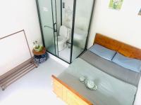 Habitación con cama grande y vistas al jardín