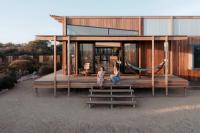 Luxury island villa retreat with private waterfront - B&B