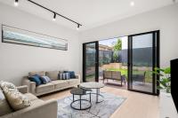 2M 4B Abnb-Style Home in Miranda Nr Westfield & Train with Free Parking - B&B Morundah