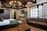 Habitación con cama extragrande y bañera de hidromasaje