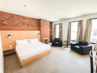 Spacious King Room at The Franklin Hotel Downtown - Chambres d’hôtes Saint-Jean de Terre-Neuve