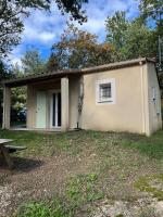 Jolie maisonnette avec piscine - Bed and Breakfast