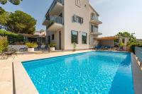 Spacious Seafront Villa with Pool, Tennis, Gym & BBQ l Žaborić - B&B Zaboric