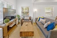 4BR 2BA Hot Tub Home By The Bay - B&B