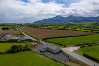 Roddys cottage three bedroom with hot tub sleeps6 - B&B Magherasaul