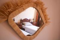 Dreibettzimmer mit Poolblick