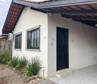 Casa 02 Quartos à 900m Praia e 3km do Beto Carrero - Estacionamento - Area de LAZER com Churrasqueira e Sinuca - Wi-Fi e Cozinha Completa - B&B