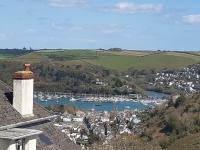 Zimmer mit Kingsize-Bett und Gartenblick. 