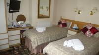 Tweepersoonskamer met 2 Aparte Bedden en Douche