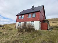 Charming 2BR Home with Sea and Mountain Views - B&B Miðvágur