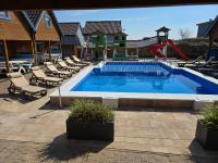 Domki Rekin Podgrzewany basen z brodzikiem oraz klimatyzacją - Bed and Breakfast