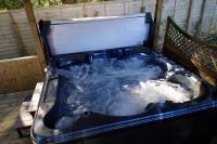 Wildwood Cabin - Sleeps 6 Hot Tub & Parking - Bed and Breakfast Beattock