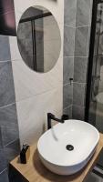 Tweepersoonskamer met 2 Aparte Bedden en Douche