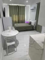 The white and back Studio - B&B
