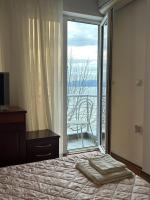 One-Bedroom Apartment with Lake View