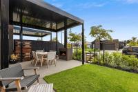 Wanaka New Luxury with an Outdoor Fire patio Sleeps 8 - Chambres d’hôtes Wanaka
