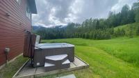 Pet Friendly 3 Bdrm Home with Hot Tub by StayIn - B&B Fernie