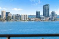 Executive Riverfront Retreat With Stunning Views - Chambres d’hôtes