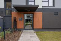 Spacious Apartment with Parking on Grochów by Noclegi Renters - Chambres d’hôtes