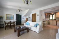 Coral VIlla by Luxlikehome - Bed and Breakfast Kryopigí