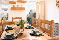 Beach Approach House - 30 steps from beach - Luxury house - kids slide and chill-out room - amazing location - garden - Chambres d'hôtes Filey