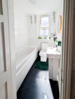 Cozy 2BR Flat Near Twickenham Stadium for Families - Chambres d'hôtes Teddington