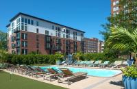 Open 2BR-1BA Penthouse w Pool and Balcony - Ferienwohnung