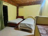 Habitación Cuádruple Económica con baño compartido