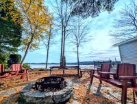 Back of the Moon Lakefront Camp family watersports fire pit 1 dog beach sleeps 8 - Chambres d’hôtes Sullivan