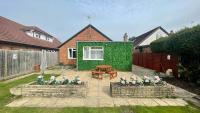 Stunning 3 Bedroom 2 Bathroom Bungalow by CozyNest - B&B