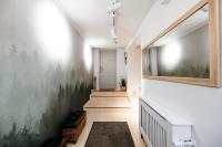 Forest Villa Private Apartment with Balcony & Parking - Hublou Home 5 - B&B