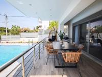 Apartment with Pool View