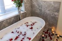 Royal apart with bathtub on Rappaporta 15 - Ferienwohnung Lwiw