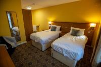 Tweepersoonskamer met 2 Aparte Bedden en Douche