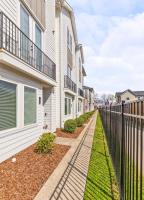 Upscale Townhome 3 miles to Downtown with 2 Car Garage - B&B