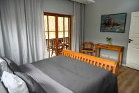 Zimmer mit Kingsize-Bett und Balkon