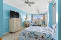 Remodeled studio with bright open layout, full kitchen, & community pool access! - B&B