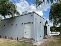 Casa sobre Ruta Nacional 9, a minutos Estadio Único - Chambres d'hôtes El Zanjón