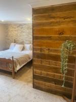 Habitación con cama extragrande.